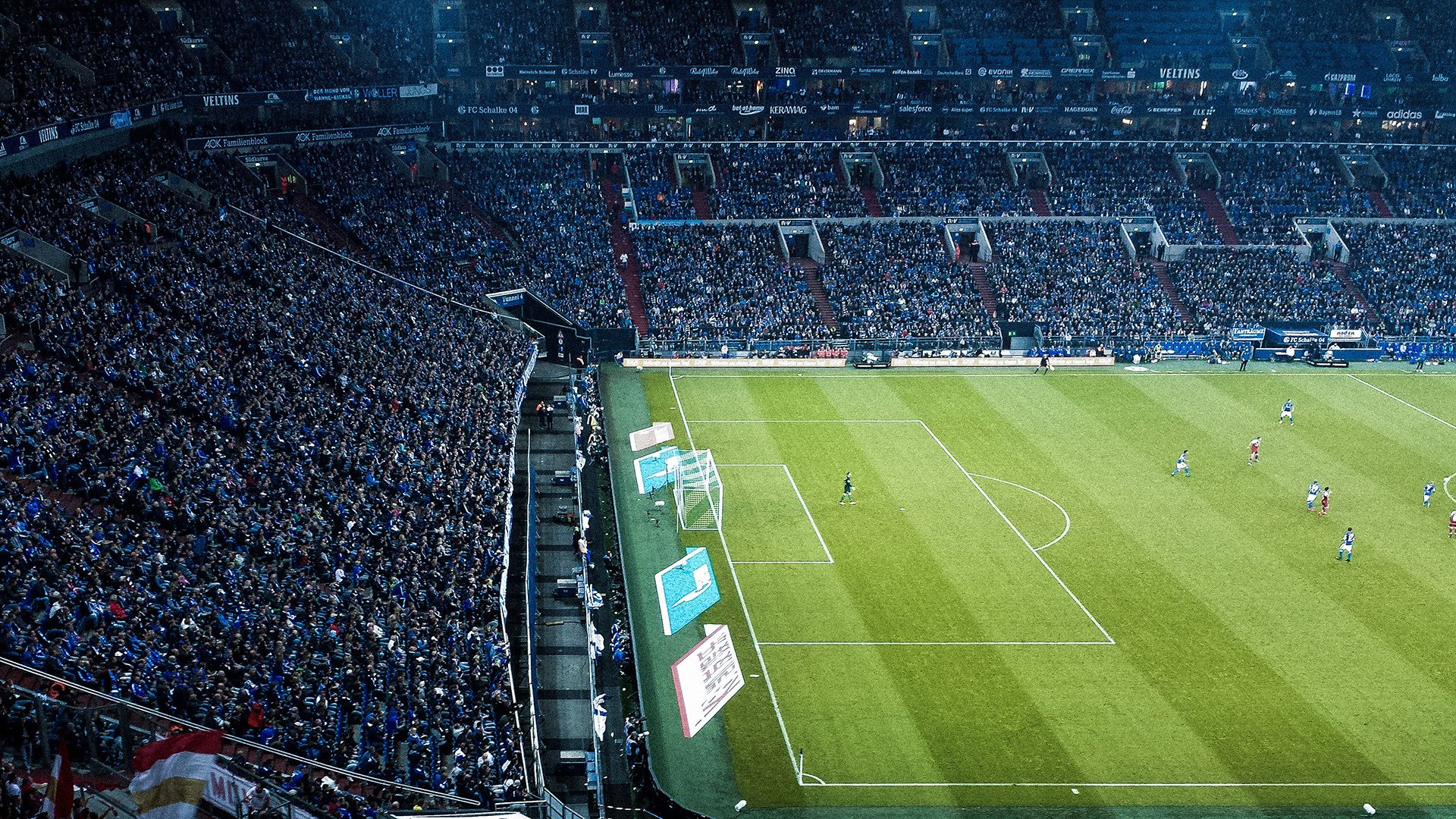 爱游戏-校园足球加入沉浸式裁判教学模拟比赛规则场景，青少年足球裁判员培训